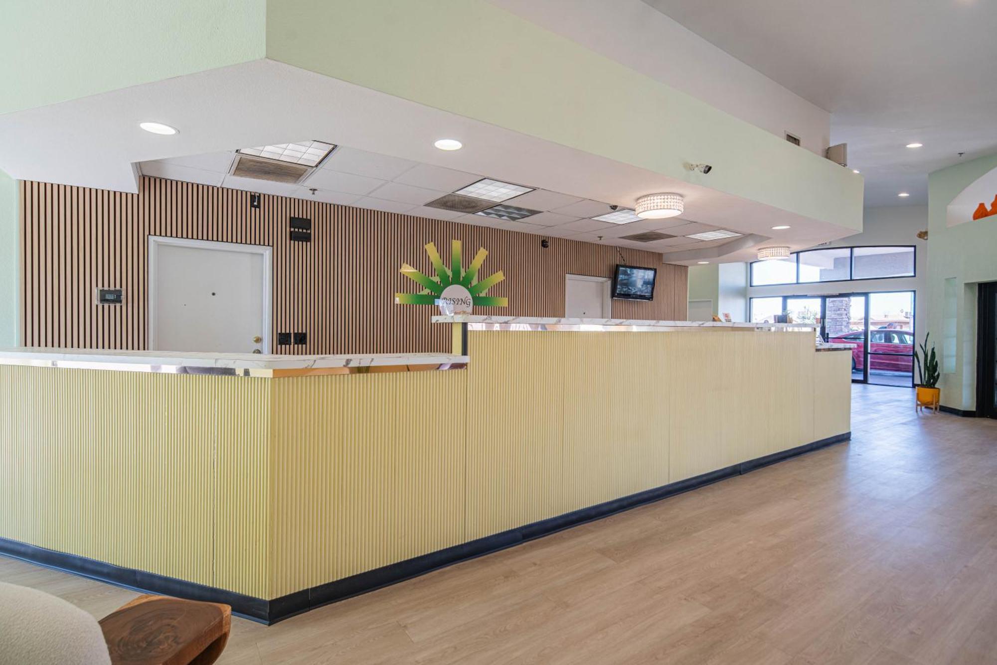 Hotel Rising Phoenix Buitenkant foto